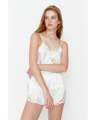 Trendyol Farbenes, gewebtes pyjama-set mit unterhemd und shorts aus satin und spitze mit details - Weiß