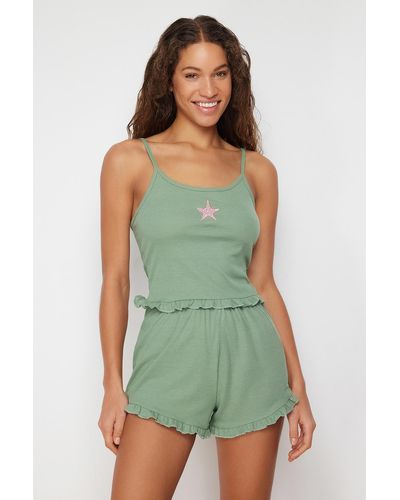 Trendyol Pyjama-set aus geripptem strick mit en, bestickten sternen, rüschen und seilriemen - Grün