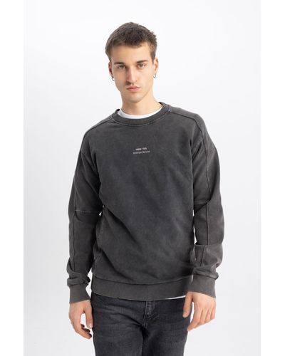 Defacto Sweatshirt mit rundhalsausschnitt und print in normaler passform und verwaschenem helleffekt b5913ax24sp - Grau