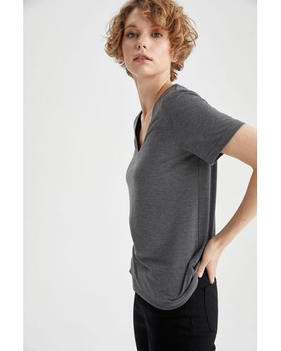 Defacto Kurzarm-t-shirt mit normaler passform und v-ausschnitt - Grau