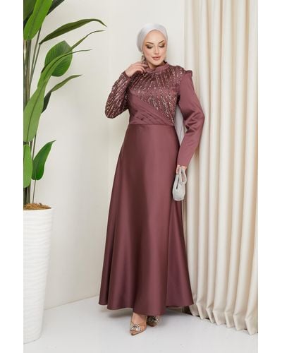 Olcay Plus-size-satin-hijab-abendkleid mit falten und steindetail, dried rose - Mehrfarbig
