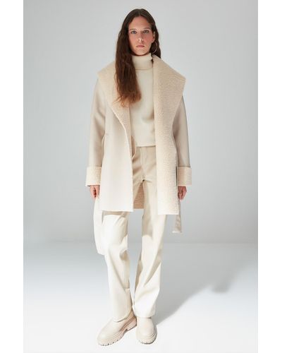 Trendyol R mantel mit kragen und ärmeln aus kunstleder in limitierter auflage, pelzbesatz - Weiß