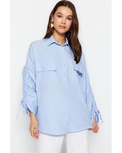Trendyol Helles hemd aus gewebter baumwolle mit verstellbaren ärmeln und kordelzug - Blau