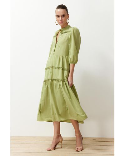 Trendyol Hellfarbenes, gerade geschnittenes, besticktes midi-gewebekleid - Grün