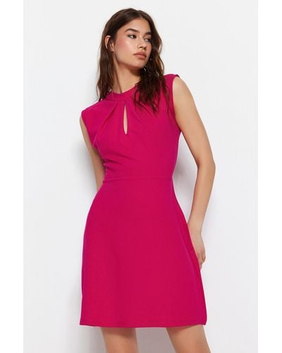 Trendyol Mini-strickkleid aus krepp mit fuchsia-kragen und detailliertem detail - Pink