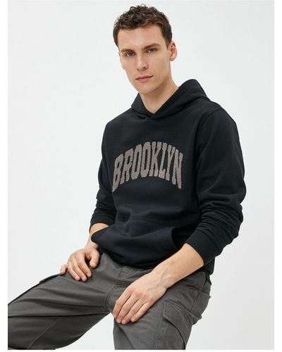 Koton College-sweatshirt mit kapuze, bedruckter kängurutasche und detailliertem band - Schwarz