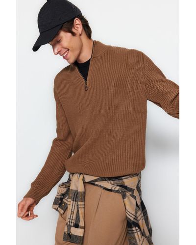 Trendyol Kamelfarbener pullover mit halblangem rollkragen und reißverschlusskragen in regulärer passform - Braun