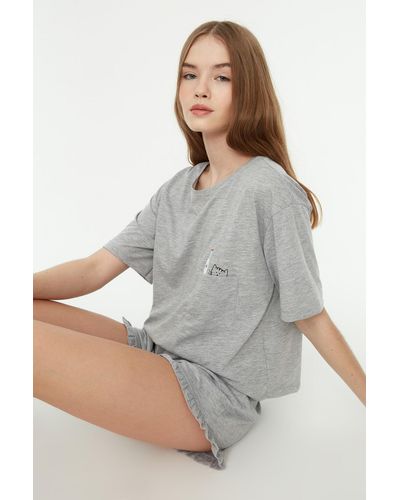 Trendyol Es, bedrucktes t-shirt-shorts-pyjama-set aus gestrickter baumwolle - Grau