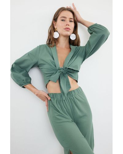 Trendyol Farbene, gewebte kurze bluse – mit bindedetail - Grün