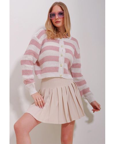 Trend Alaçatı Stili Gestreifter strick-cardigan in mit rundhalsausschnitt - Pink