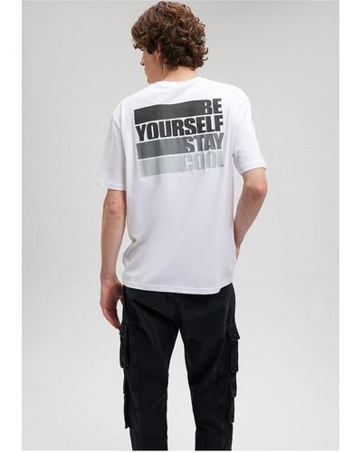 Mavi Rückenbedrucktes weißes t-shirt mit lockerer passform / loose relaxed fit-620