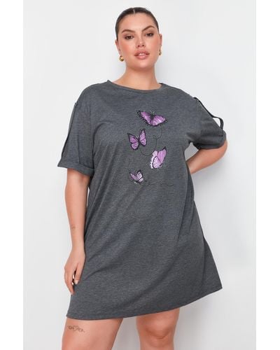 Trendyol Anthrazitfarbenes t-shirt-kleid aus strick mit schmetterlings-print - Grau