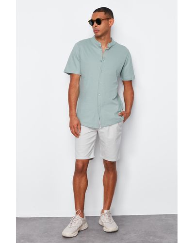 Trendyol Mintfarbenes slim-fit-sommerhemd mit vorherrschendem kragen und kurzen ärmeln aus gestricktem piqué - Grün