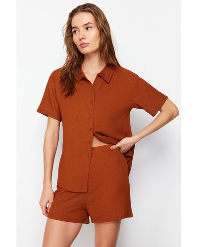 Trendyol Set aus gestricktem unterteil und oberteil aus hemd und shorts mit kachelwickel-/strukturmuster - Braun
