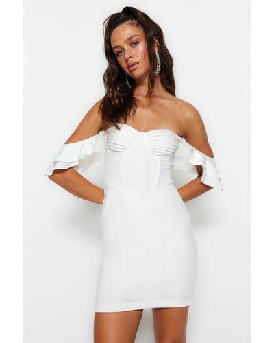Trendyol Tailliertes, gestricktes, gefüttertes korsett-abendkleid mit detailliertem ausschnitt - Weiß