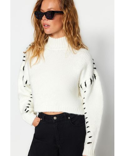 Trendyol Pullover aus weichem, strukturiertem garn mit detailliertem strickmuster - Weiß