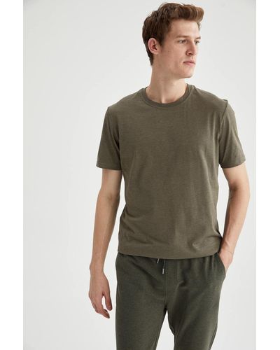 Defacto Basic-t-shirt aus gekämmter baumwolle mit normaler passform und rundhalsausschnitt - Grün