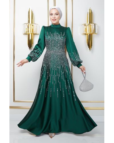 Olcay Es satin-hijab-abendkleid – hals mit bemalten steindetails, modell - Grün
