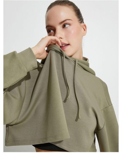 Koton Sportliches crop-kapuzen-oversize-sweatshirt aus modalstoff mit langen ärmeln - Grün