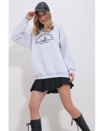 Trend Alaçatı Stili Sweatshirt grimelange mit rundhalsausschnitt, 3-fädig bestickt, oversize-sweatshirt - Weiß