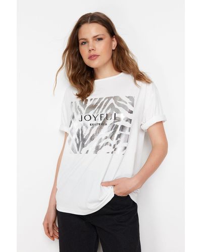 Trendyol Es strick-t-shirt aus 100 % baumwolle mit folien- und slogan-aufdruck - Weiß