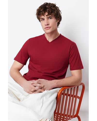 Trendyol Weinrotes basic-t-shirt aus 100 % baumwolle mit schmalem/schmalem schnitt und v-ausschnitt und kurzen ärmeln