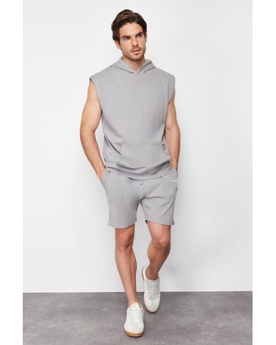 Trendyol E shorts mit normalem/normalem schnitt, nähten und detailliertem aufdruck - Grau