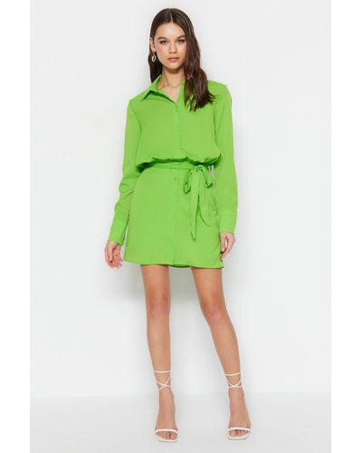 Trendyol Helles, gewebtes mini-hemdkleid mit gürtel - Grün