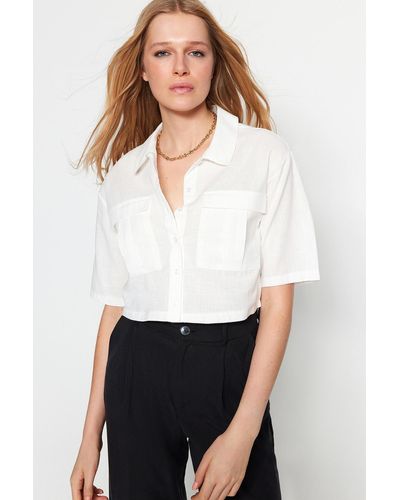 Trendyol Farbenes crop-shirt – utility-taschendetail, regular fit, gewebt - Weiß