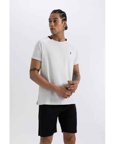 Defacto Sportler-t-shirt mit rundhalsausschnitt – schwerer stoff, kurze ärmel, standard-passform c1488ax24sm - Weiß