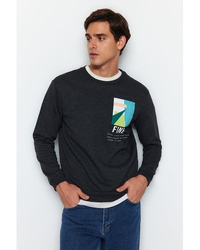 Trendyol Collection Anthrazitfarbenes sweatshirt mit normalem/normalem schnitt und rundhalsausschnitt mit geometrischem aufdruck - Grau