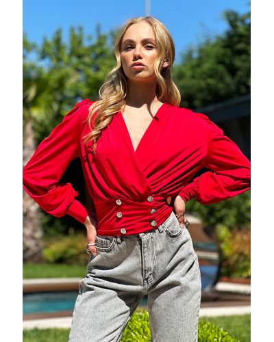 Trend Alaçatı Stili E kurze bluse mit zweireiher-kragen, prinzessinnen-ärmeln, goldenen knöpfen, - Rot