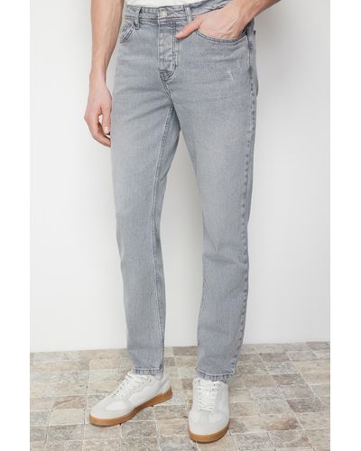 Trendyol E, schmal geschnittene, ausgefranste jeans-jeanshose - Grau