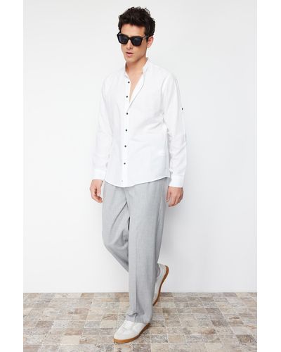 Trendyol Es basic-hemd mit schmaler passform und schulterklappen aus 100 % baumwolle - Weiß