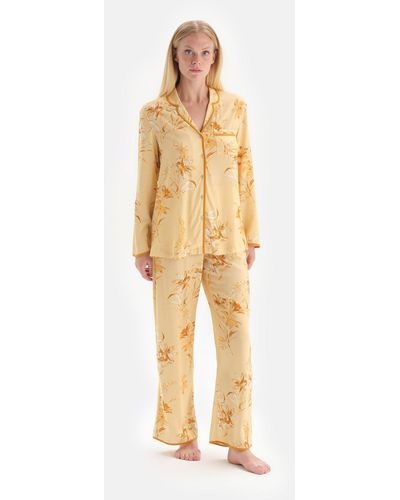 Dagi Pyjama-set mit em jackenkragen und langen ärmeln und blumenmuster - Natur