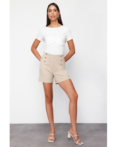 Trendyol Smarte interlock-shorts mit hoher taille und goldenen knöpfen in nerz und bermuda - Weiß