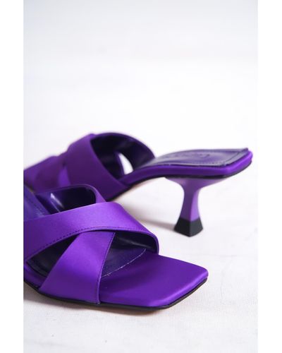 Capone Outfitters Capone blunt toe cross strapped hourglass heeled satin purple hausschuhe - Lila
