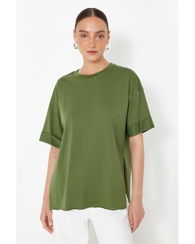Trendyol Farbenes, asymmetrisches boyfriend-strick-t-shirt aus 100 % baumwolle mit zwei ärmeln - Grün