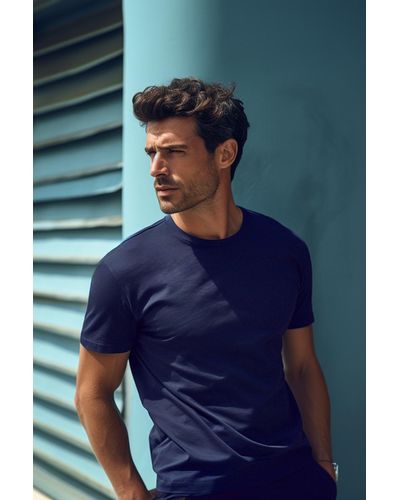 Trendyol Marineblaues, kurzärmliges basic-t-shirt mit normalem/normalem schnitt und rundhalsausschnitt
