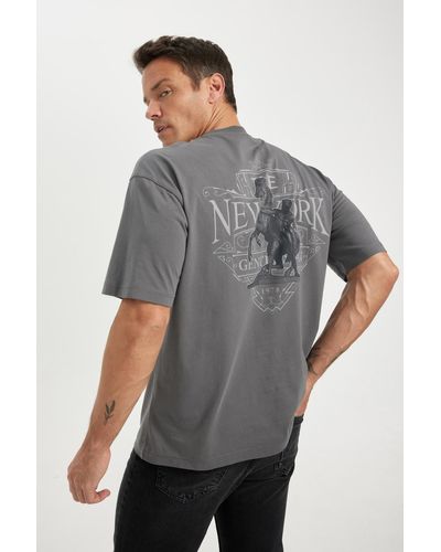 Defacto Kurzarm-t-shirt mit rundhalsausschnitt und aufdruck auf der rückseite in übergröße - Grau
