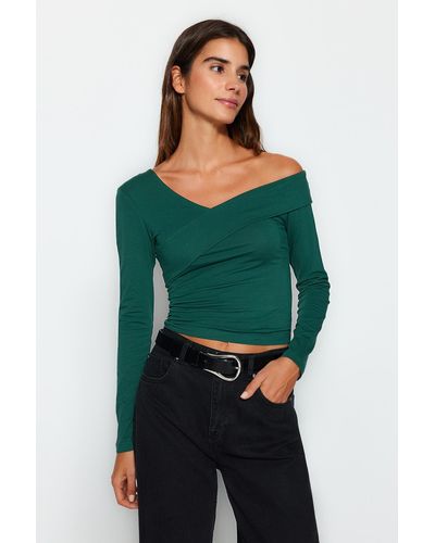 Trendyol Smaragde, taillierte, kurze bluse mit volant aus baumwolle - Grün