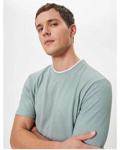 Koton Slim fit basic-t-shirt mit rundhalsausschnitt – stoffdetail - Blau