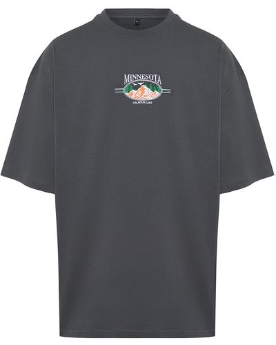 Trendyol Anthrazitfarbenes oversize/weit geschnittenes t-shirt aus 100 % baumwolle mit querformatstickerei - Schwarz