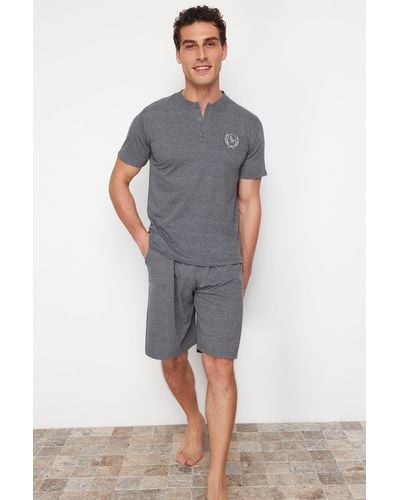 Trendyol Pyjama-set mit geräuchertem knopfkragen und normaler passform, gestrickten shorts - Grau