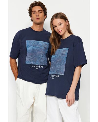 Trendyol Marineblaues, übergroßes, gestricktes unisex-t-shirt mit devrim-erbil-aufdruck - s
