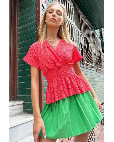 Trend Alaçatı Stili Korallefarbene zweireihige bluse mit kragen und spitzenmuschel - Rot