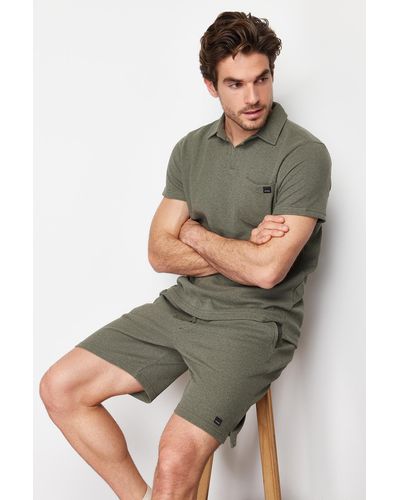 Trendyol Farbenes, normal geschnittenes t-shirt-shorts-trainingsanzug-set mit polokragen und etikett - Grün