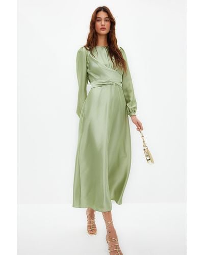 Trendyol Helles abendkleid mit kreuzschnürung und detailliertem satin-look - Grün