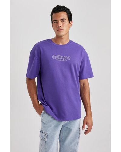 Defacto Comfort fit rundhals-t-shirt aus schwerem, bedrucktem stoff mit kurzen ärmeln a4003ax23hs - Lila