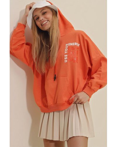 Trend Alaçatı Stili Farbenes sweatshirt mit kapuze und energie-aufdruck vorne und hinten - Orange